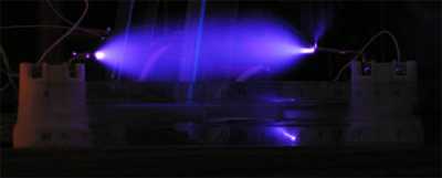 Самодельный умножитель на 6. Питание - двухтактный инвертор и строчник ТВС-110.
Электроды раздвинуты чуть дальше, чем способно пробить. В результате образовался красивый факел коронного разряда. Самодельный умножитель на 6. Питание - двухтактный инвертор и строчник ТВС-110.
Электроды раздвинуты чуть дальше, чем способно пробить. В результате образовался красивый факел коронного разряда.