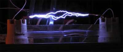 Самодельный умножитель на 6. Питание - двухтактный инвертор и строчник ТВС-110.
Разряды в темноте. Длина - около 10 см. Самодельный умножитель на 6. Питание - двухтактный инвертор и строчник ТВС-110.
Разряды в темноте. Длина - около 10 см.