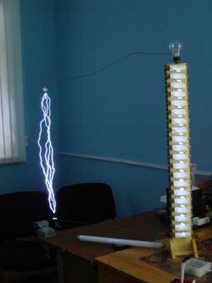 мой маркс 20 ступеней к73-14 3,3нф 25кВ, разряды 50см. мой маркс 20 ступеней к73-14 3,3нф 25кВ, разряды 50см.