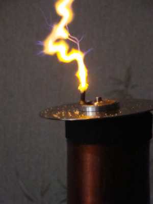 Стример, подкрашенный хлоридом натрия. Стример, подкрашенный хлоридом натрия.