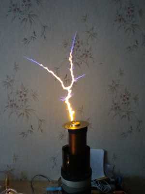 "Огненное дерево". Стример подкрашенный хлоридом натрия. "Огненное дерево". Стример подкрашенный хлоридом натрия.