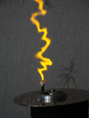 Гаснущий стример (подкрашен хлоридом натрия). Гаснущий стример (подкрашен хлоридом натрия).