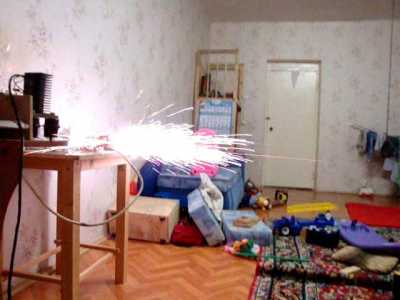 Выстрел из рельсовой пушки. Энергия накопителя 2 кДж. Выстрел из рельсовой пушки. Энергия накопителя 2 кДж.