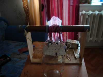 Разряды с самодельной катушки Румкорфа. Длина около 10 см. Разряды с самодельной катушки Румкорфа. Длина около 10 см.