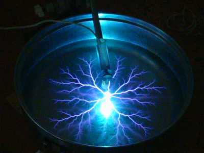 Стримеры по поверхности деионизированной воды. Стримеры по поверхности деионизированной воды.