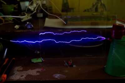 Длина разряда между иголками составляет около 25 см. Длина разряда между иголками составляет около 25 см.