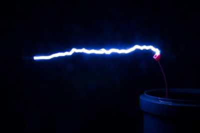 Длина разряда около 15 см, энергия - 15 Дж, разряд очень громкий и яркий. Длина разряда около 15 см, энергия - 15 Дж, разряд очень громкий и яркий.