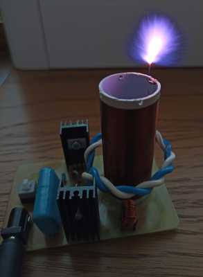 RbSSTC(Royer-based Solid State Tesla Coil), 19.5 Вольт, 7.7 Ампер RbSSTC(Royer-based Solid State Tesla Coil), 19.5 Вольт, 7.7 Ампер