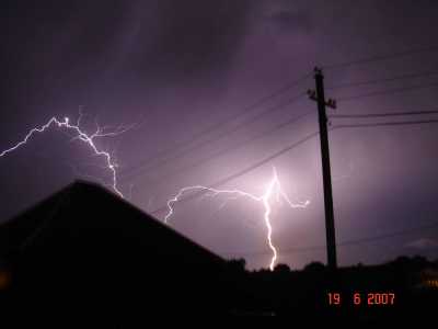 Вот на досуге решил пофотать грозу, неплохо одна фотка вышла :) Вот на досуге решил пофотать грозу, неплохо одна фотка вышла :)